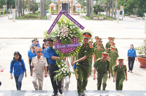 Thanh niên về nguồn nhân Ngày Thương binh