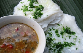 Bánh ướt chấm mắm sò