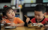 Tập cho trẻ ăn cơm đúng cách