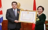 Trao Huân chương Hữu nghị cho Đại sứ Cuba tại Việt Nam
