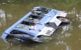 Xe lao xuống sông khiến 17 người bị thương nặng