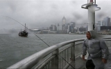 Siêu bão Utor nhấn chìm tàu chở hàng Hong Kong