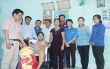 Báo Bình Dương: Trao xe lăn và tiền ủng hộ cháu Nguyễn Vũ Thùy Linh