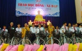 平阳省佛教协会向学生赠送奖学金和自行车