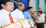 Hiep Thanh ward party committee grants Party insignias to party members