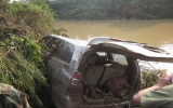 Tìm thấy chiếc ô tô gặp nạn cùng bốn thi thể