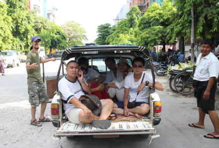 Những mẫu pick-up nhỏ cổ lỗ sĩ vẫn được dùng để chở khách tại Myanmar