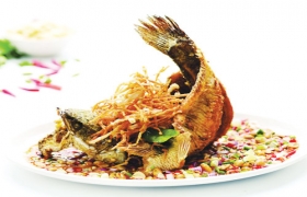 Cá lóc chiên giòn xốt đỏ