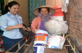 Đẩy xe ve chai theo con vào đại học