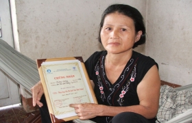 Mẹ con cùng vượt khó