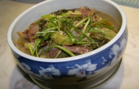 Thăn bò nấu cải chua