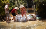 Nhiều hộ dân ở phường Phú Thọ (TP.TDM) và xã Bình Nhâm (TX.Thuận An) bị ngập trong nước