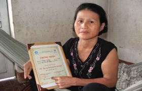 Mẹ con cùng vượt khó