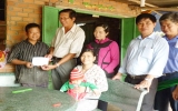 Thị trấn Mỹ Phước hỗ trợ người dân bị thiệt hại do ngập úng