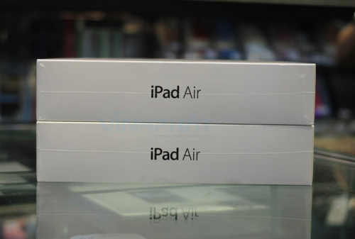 Hai chiếc iPad Air đủ hai màu xám và bạc.