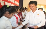 Trao tặng 50 phần quà cho học sinh vượt khó học giỏi tại Bình Phước