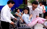 澳大利亚慈善基金会向越南残疾人赠送轮椅