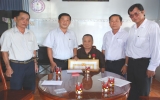 Trao Huân chương Lao động hạng Nhì và huy hiệu 60 năm tuổi Đảng cho ông Bùi Xuân Thuận