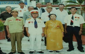 Gieo con chữ giữa nhà lao giặc