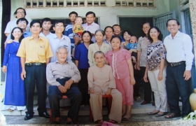 Một gia đình có 15 nhà giáo