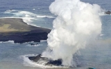 Đảo mới ra đời ở Nhật sau khi núi lửa phun trào