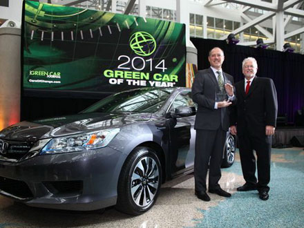 Phó Chủ tịch cấp cao của
Honda, Mike Accavitti (trái) nhận giải thưởng Xe xanh