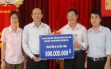 Trao 500 triệu đồng cho người dân vùng lũ tỉnh Quảng Nam