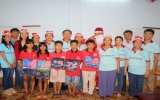 Tặng quà Giáng sinh cho lớp học tình thương phường Hiệp Thành