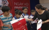 Prudential tặng quà cho học sinh nghèo tại thị xã Dĩ An