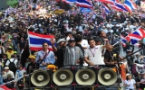 Các phóng viên đưa tin bị người biểu tình Thái tấn công