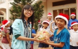 各组织向孤儿举行圣诞节