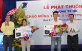 VNPT Binh Duong grants prize to the 20,000th MyTV subscriber