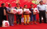 平阳乐天玛特超市向贫困人赠送350份春节礼物