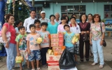 Nhóm từ thiện “Tạo cơ hội” tặng quà tết cho người nghèo