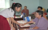 School students of Viet Anh Elementary and Secondary School give gift greeting to elders