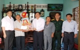 Thuan An visits, offers Tet gifts to the families of soldiers working in border, island areas