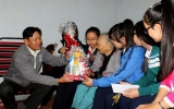 Trường THCS Nguyễn Thị Minh Khai thăm và tặng quà tết mẹ Việt Nam anh hùng Nguyễn Thị Bãnh