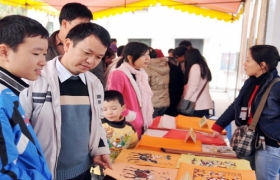 东胡和鼓街民间画展在河内市古街举行