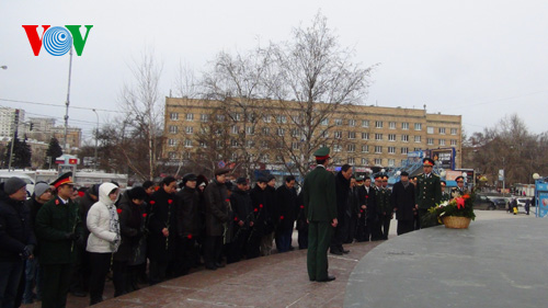 Dâng hoa trước tượng Bác Hồ và quảng trường Lê Duẩn ở Moscow