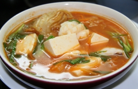 Canh kim chi nấu với mực tươi, đậu phụ non