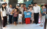 Chủ tịch Ủy ban MTTQVN tỉnh Huỳnh Văn Nhị thăm và tặng quà tại Trung tâm dạy trẻ tự kỷ