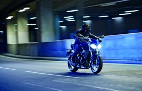 Làm thế nào chạy xe máy an toàn trong đêm?