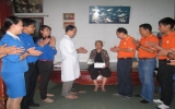 Khám, cấp thuốc và tặng quà cho 5 mẹ Việt Nam anh hùng ở Bến Cát