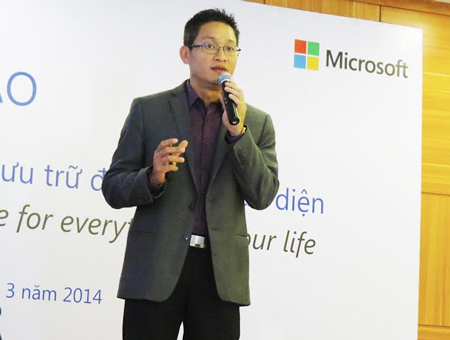 Ông Vũ Minh Trí, Tổng Giám Đốc Microsoft Việt Nam giới thiệu về dịch vụ OneDrive mới.