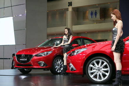 Mazda3 2014 phía trước so với Mazda3 thế hệ cũ