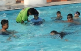 TP.THỦ DẦU MỘT:  Nhiều trường tổ chức dạy bơi cho học sinh