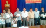 Công ty TNHH MTV Xổ số kiến thiết Bình Dương: Tặng quà cho học sinh nghèo hiếu học  tại huyện Bàu Bàng