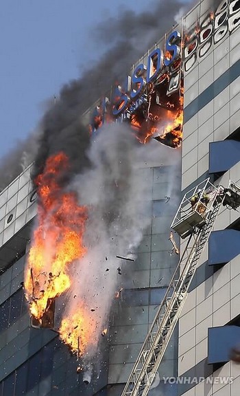 Hình ảnh vụ cháy nghiêm trọng tại tòa nhà chứa trung tâm dữ liệu của Samsung