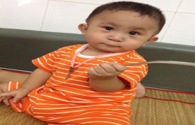 Giúp đỡ bé trai bị dị tật