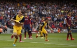 Trung vệ Godin đưa Atletico Madrid lên đỉnh La Liga